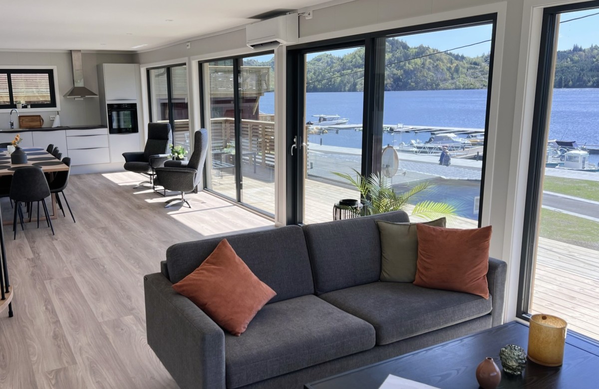 der sehr große Wohn-Küchenbereich mit Panoramablick über den Fjord