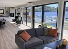 der sehr große Wohn-Küchenbereich mit Panoramablick über den Fjord