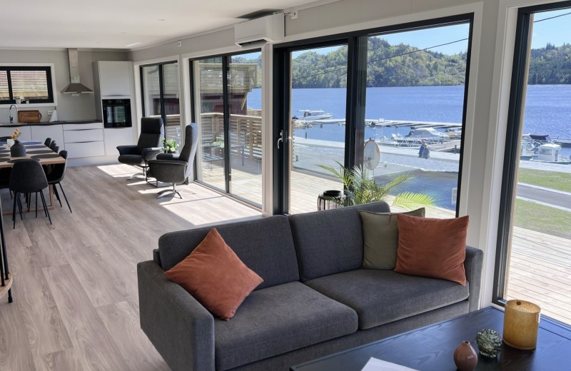 der sehr große Wohn-Küchenbereich mit Panoramablick über den Fjord