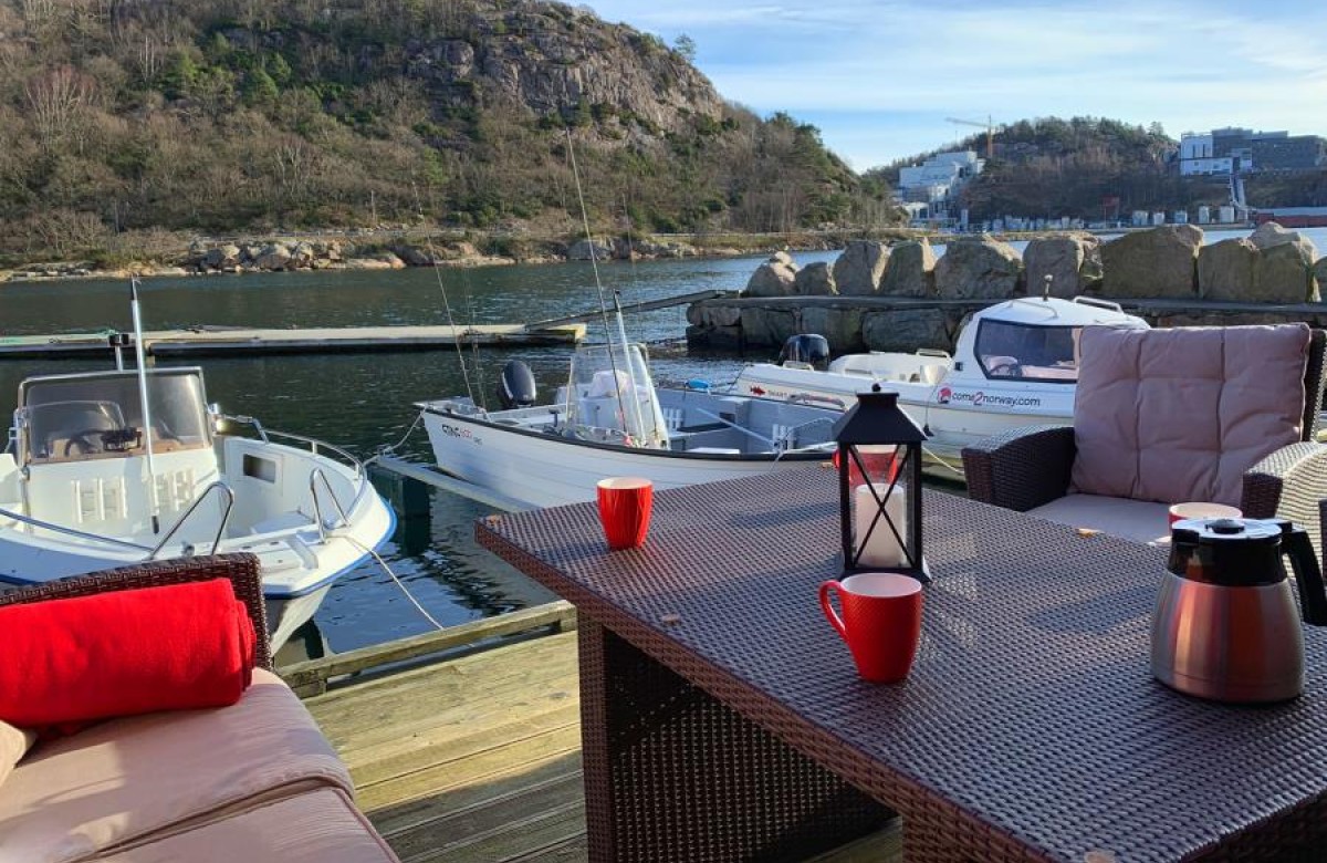 die Terrasse am Bootssteg vor dem Haus