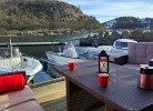 die Terrasse am Bootssteg vor dem Haus