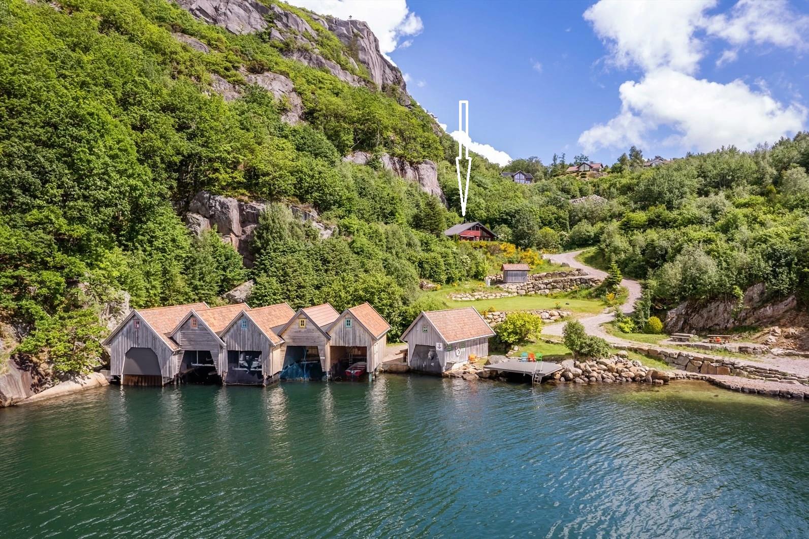 die Bucht mit Badeplatz und Bootsanlegern