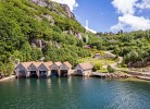 die Bucht mit Badeplatz und Bootsanlegern
