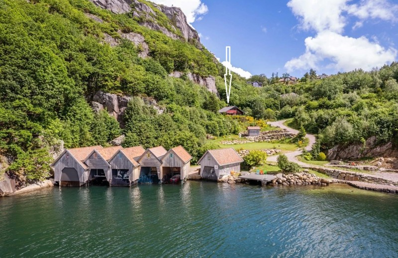 die Bucht mit Badeplatz und Bootsanlegern