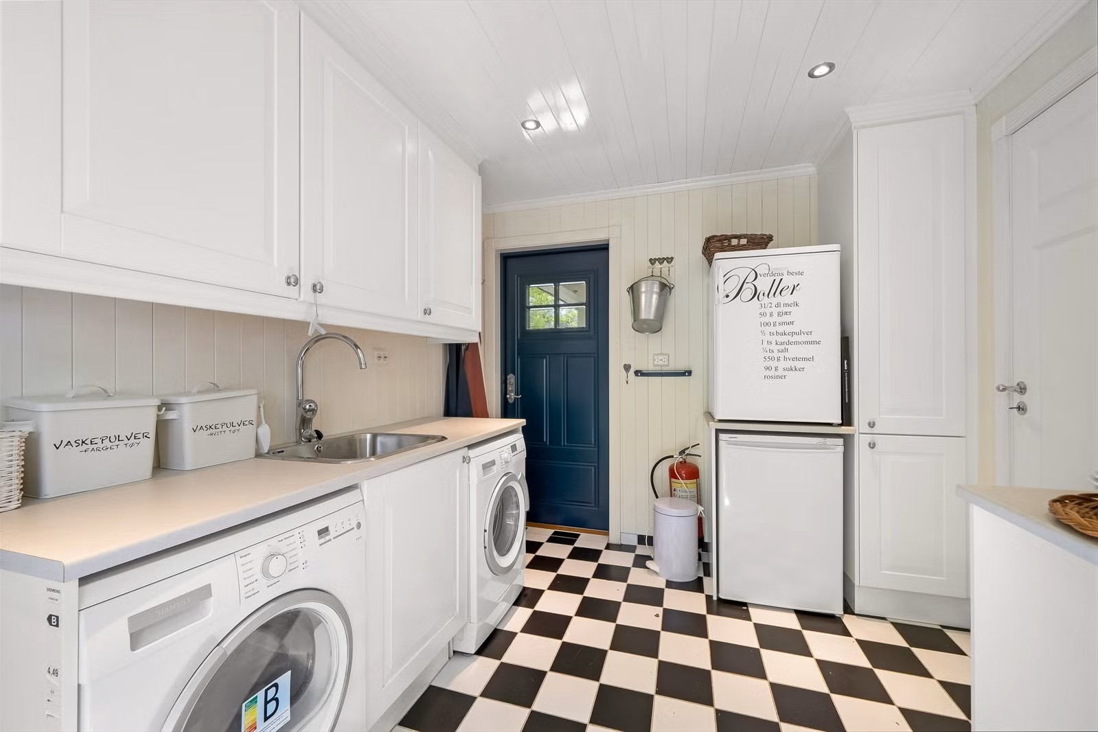 Waschraum mit Waschmaschine u. Trockner