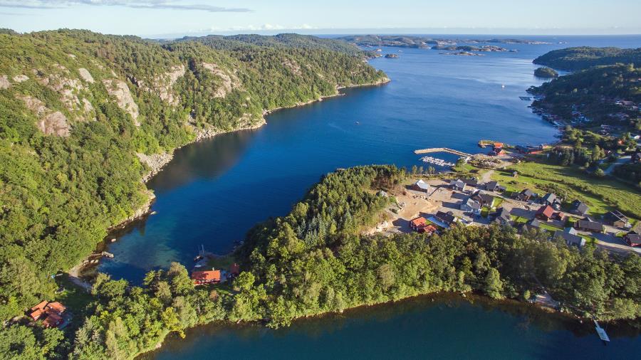 der schöne Kafjord mit den Häusern