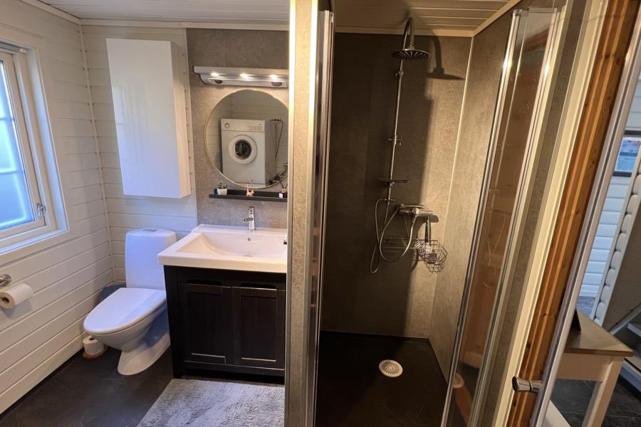 Duschbadezimmer mit WC