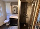 Duschbadezimmer mit WC