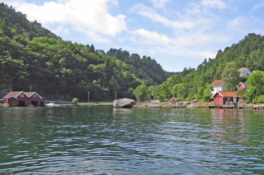 Meeresbucht mit Bootsplatz