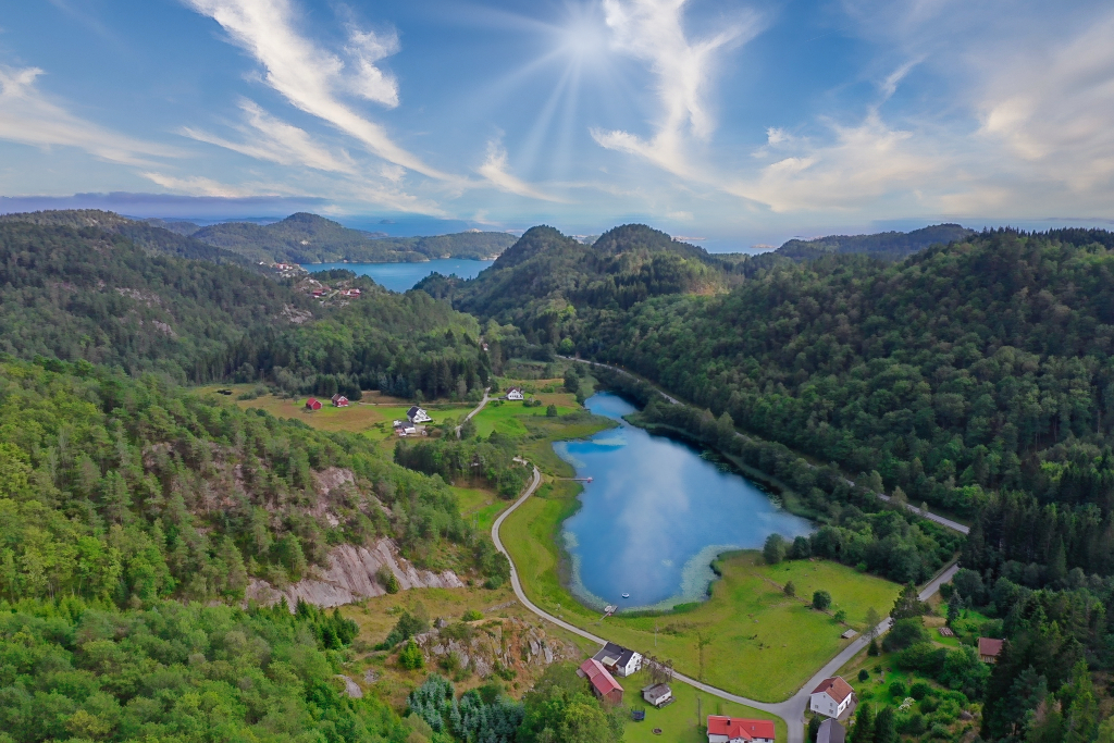 See unterhalb des Hauses (Drone)