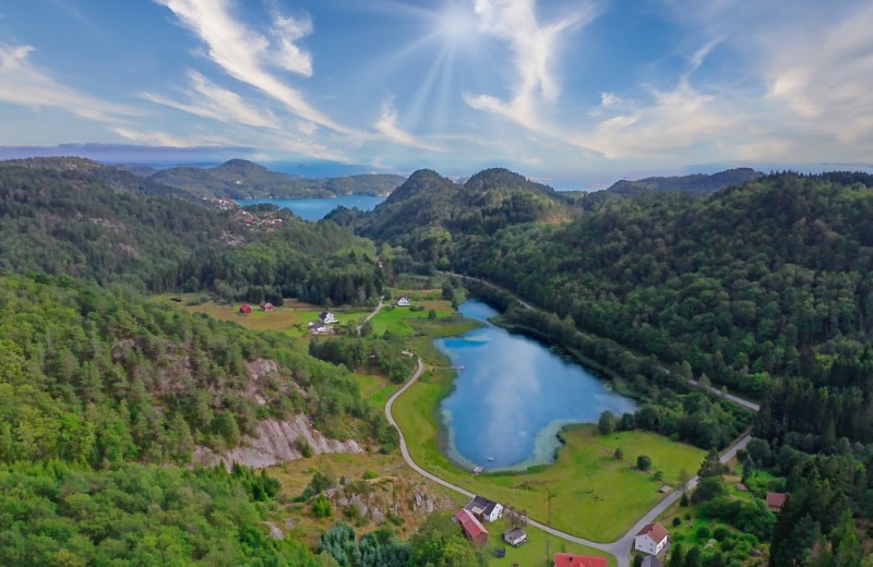 See unterhalb des Hauses (Drone)