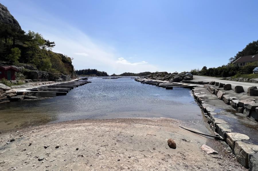 Die Sandbucht neben dem Haus mit den Bootplätzen