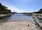 Die Sandbucht neben dem Haus mit den Bootplätzen