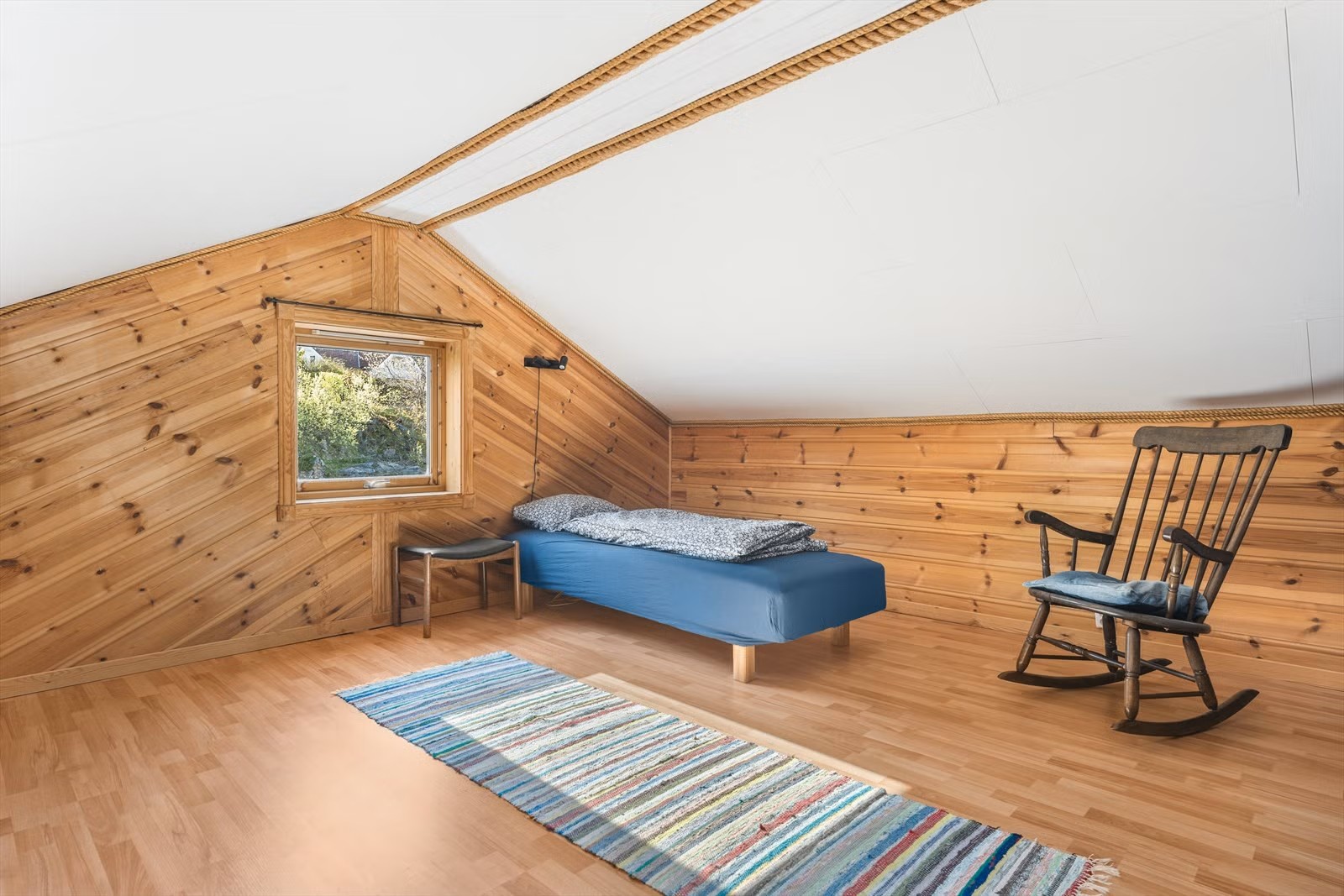 Schlafzimmer 5, Betten kommen neu