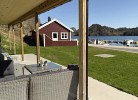 Terrasse mit vielen Gartenmöbeln