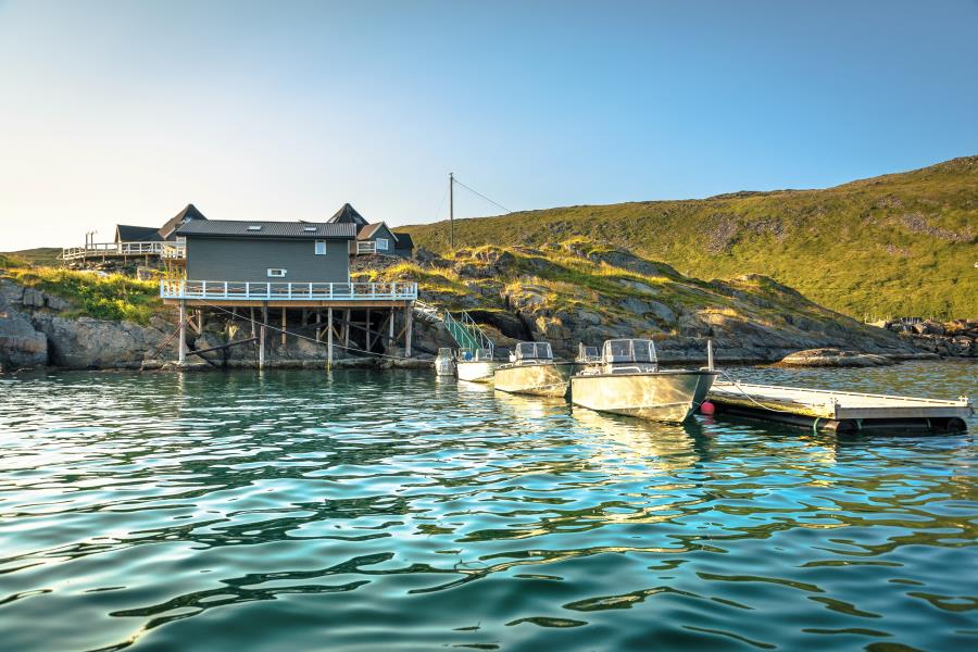 Schwimmsteg und Anlage im Hintergrund