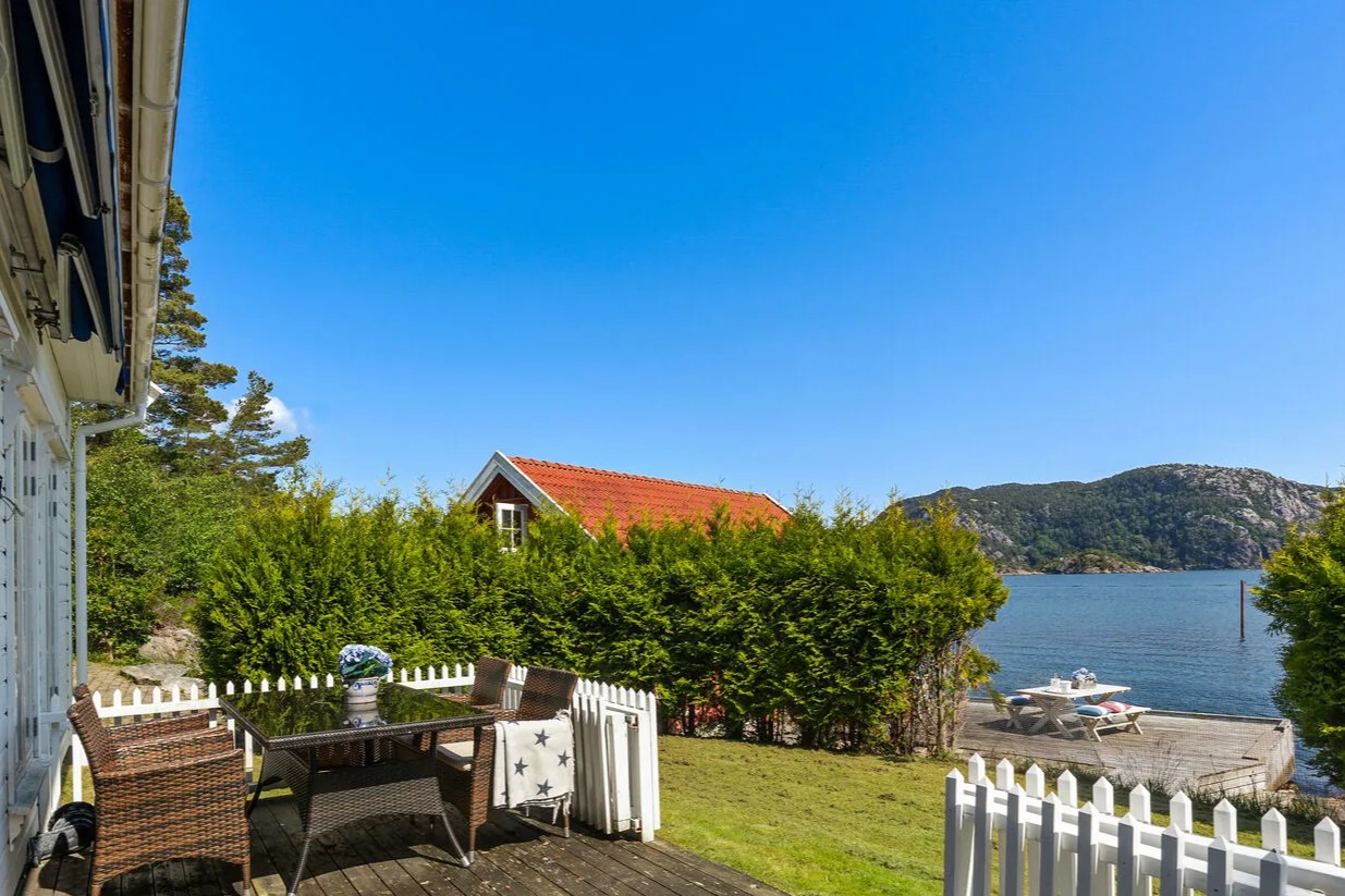 von der Terrasse zum Bootshaus