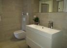 das Bad mit Dusche u. WC