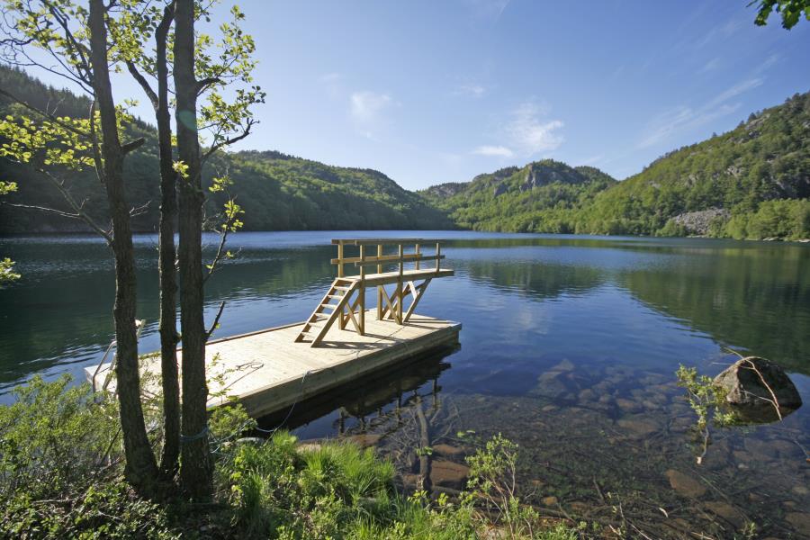 die Badestelle im See hinter dem Haus