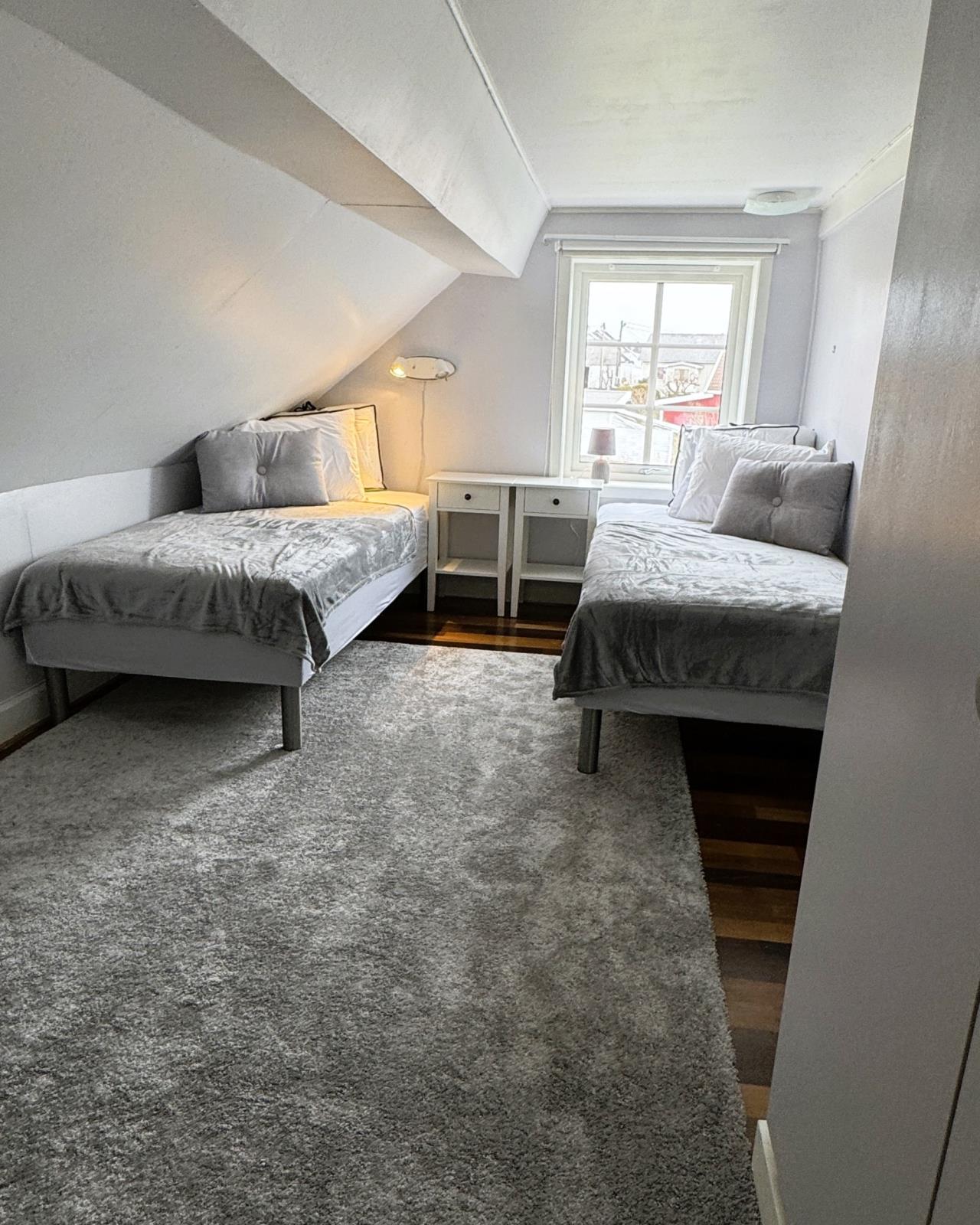 Schlafraum 5, zwei Einzelbetten, Kleiderschrank