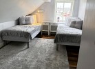 Schlafraum 5, zwei Einzelbetten, Kleiderschrank