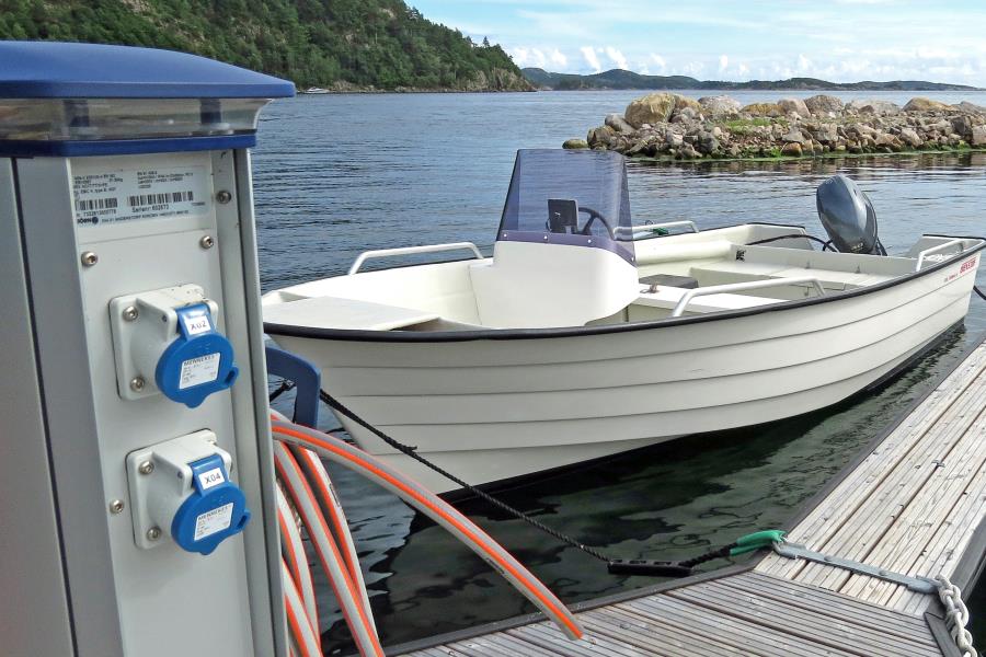 Wasser und Strom am Steg