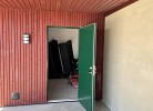 großer Geräteraum unter der Terrasse