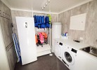 Wirtschaftsraum mit Waschmaschine Trockner Gefrierschrank