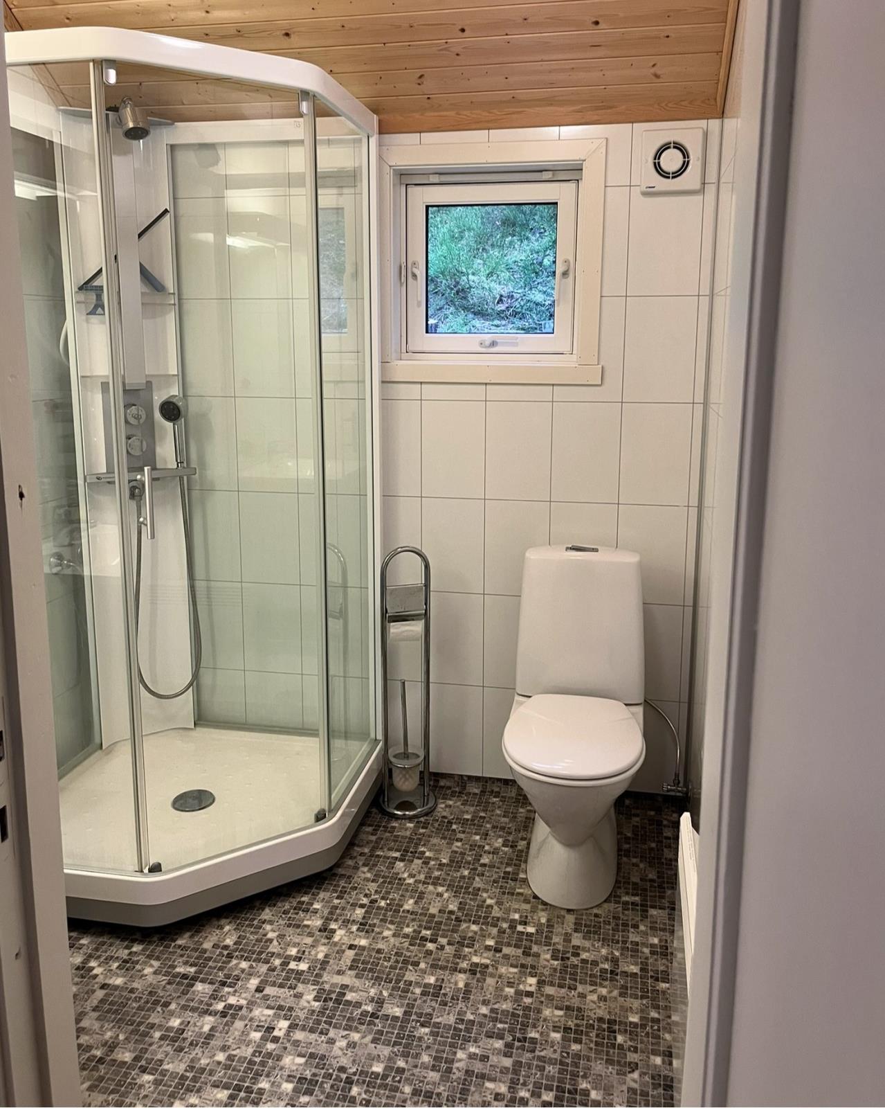 Nr. 1 von zwei Duschbädern mit WC