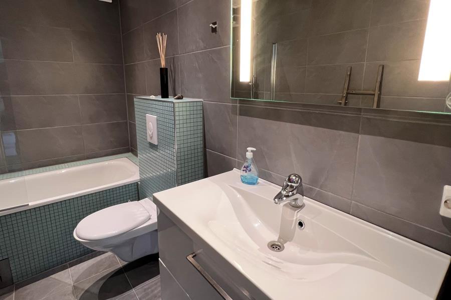 Bad - WC u. Wannendusche im EG