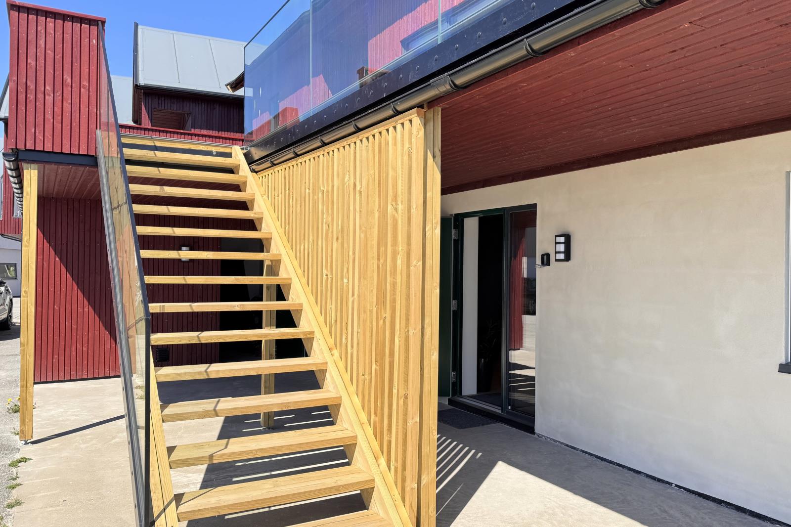 Eingang EG und Zugang OG Terrasse