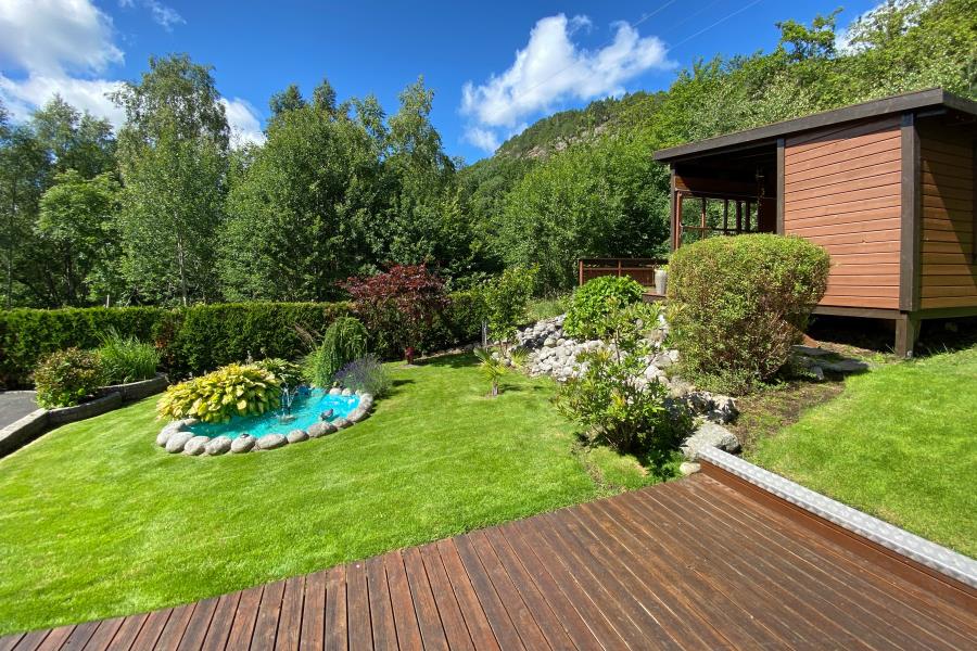 Garten mit Gartenlaube