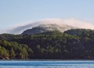 das Bergmassiv im Hintergrund