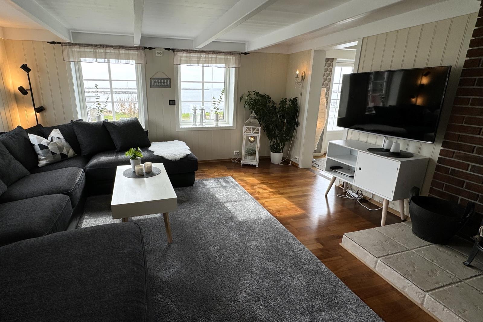 Stube mit Sat-TV und Kaminofen