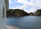 Durchfahrt neben dem Haus zur Südseite der Insel, Grönnevikaplateau