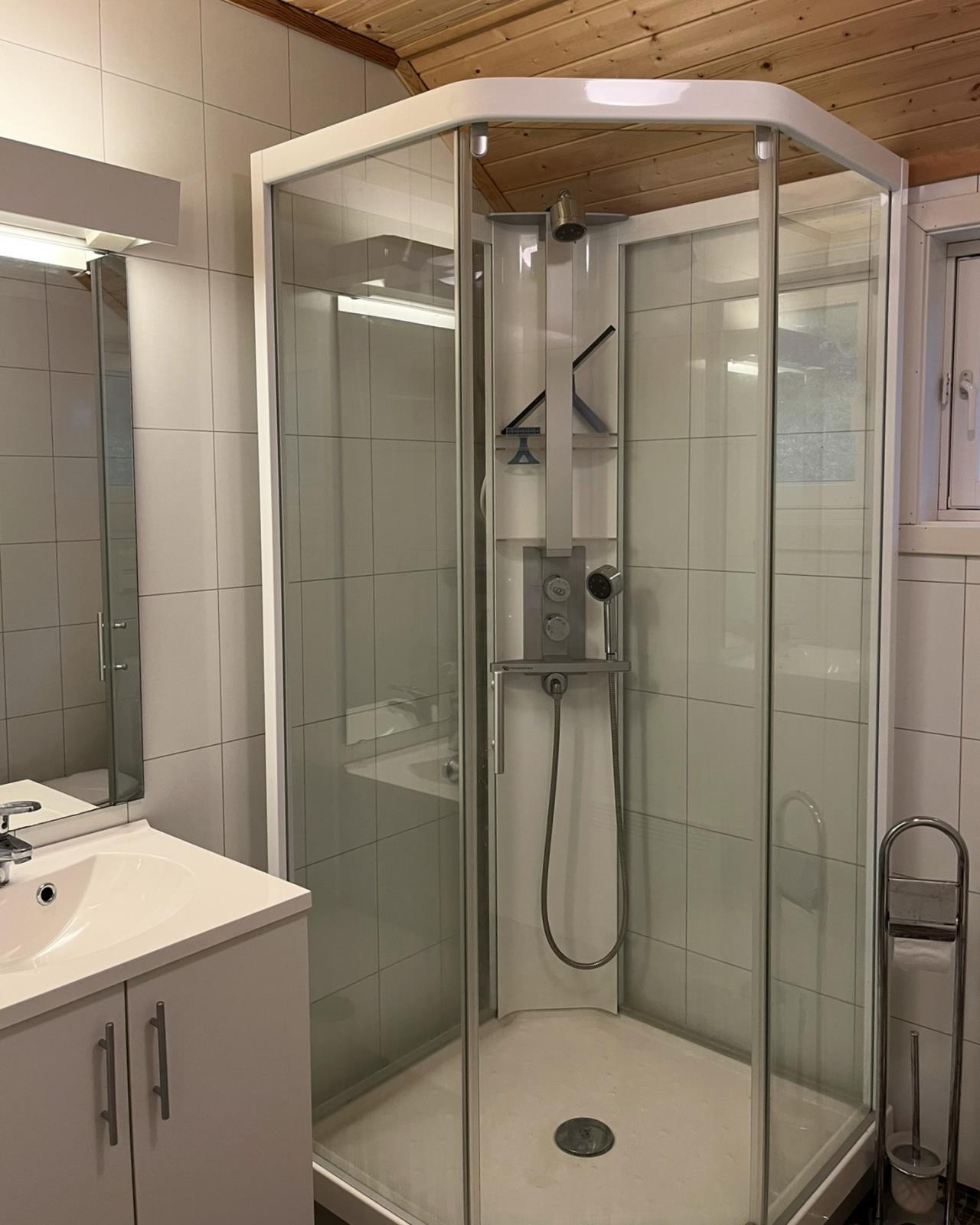 Nr. 1 von zwei Duschbädern mit WC