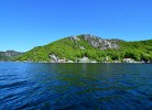 Lage im Vordergrund des Bergmassivs