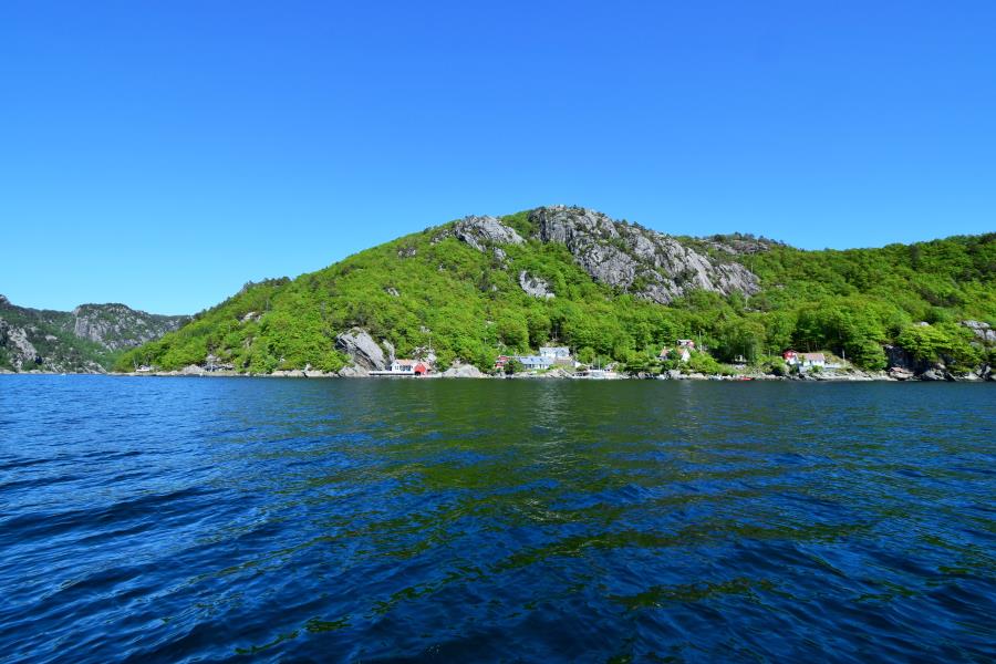 Lage im Vordergrund des Bergmassivs