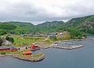 Blick vom Fjord aus zu den Objekten
