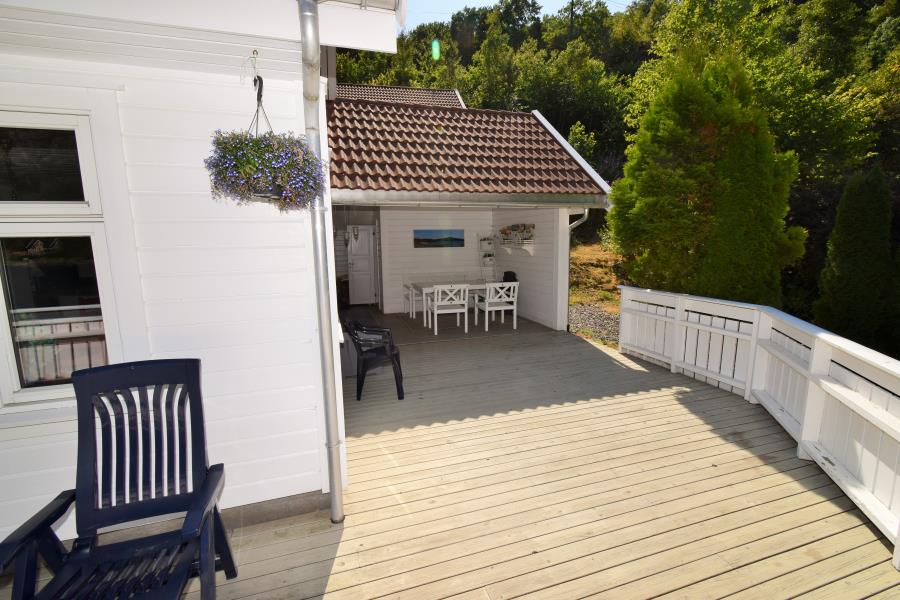 die Terrasse geht rund um das Haus 