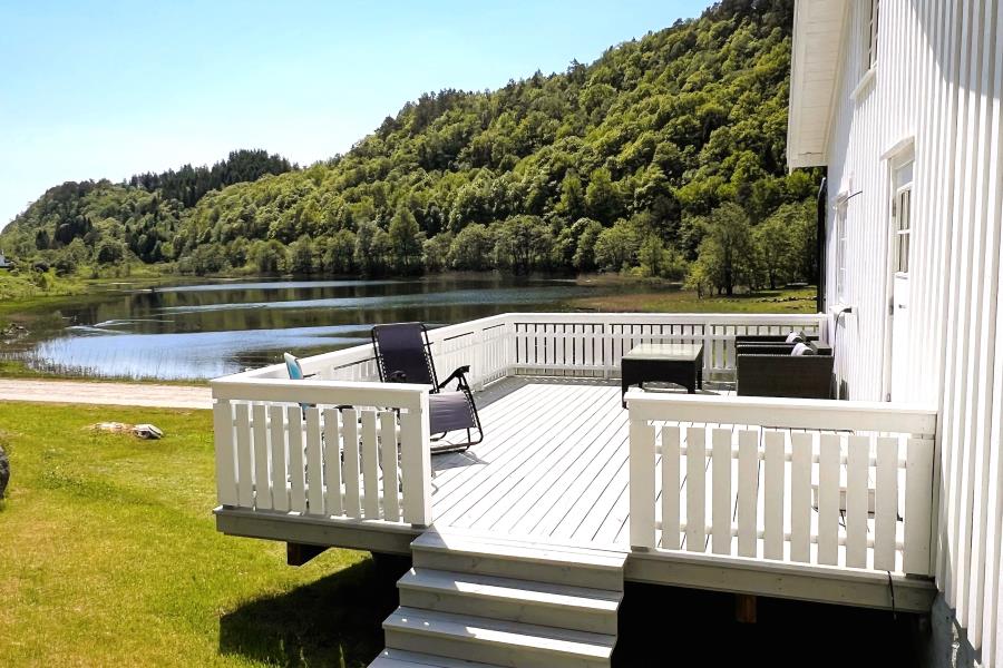 Blick auf den See vor dem Haus