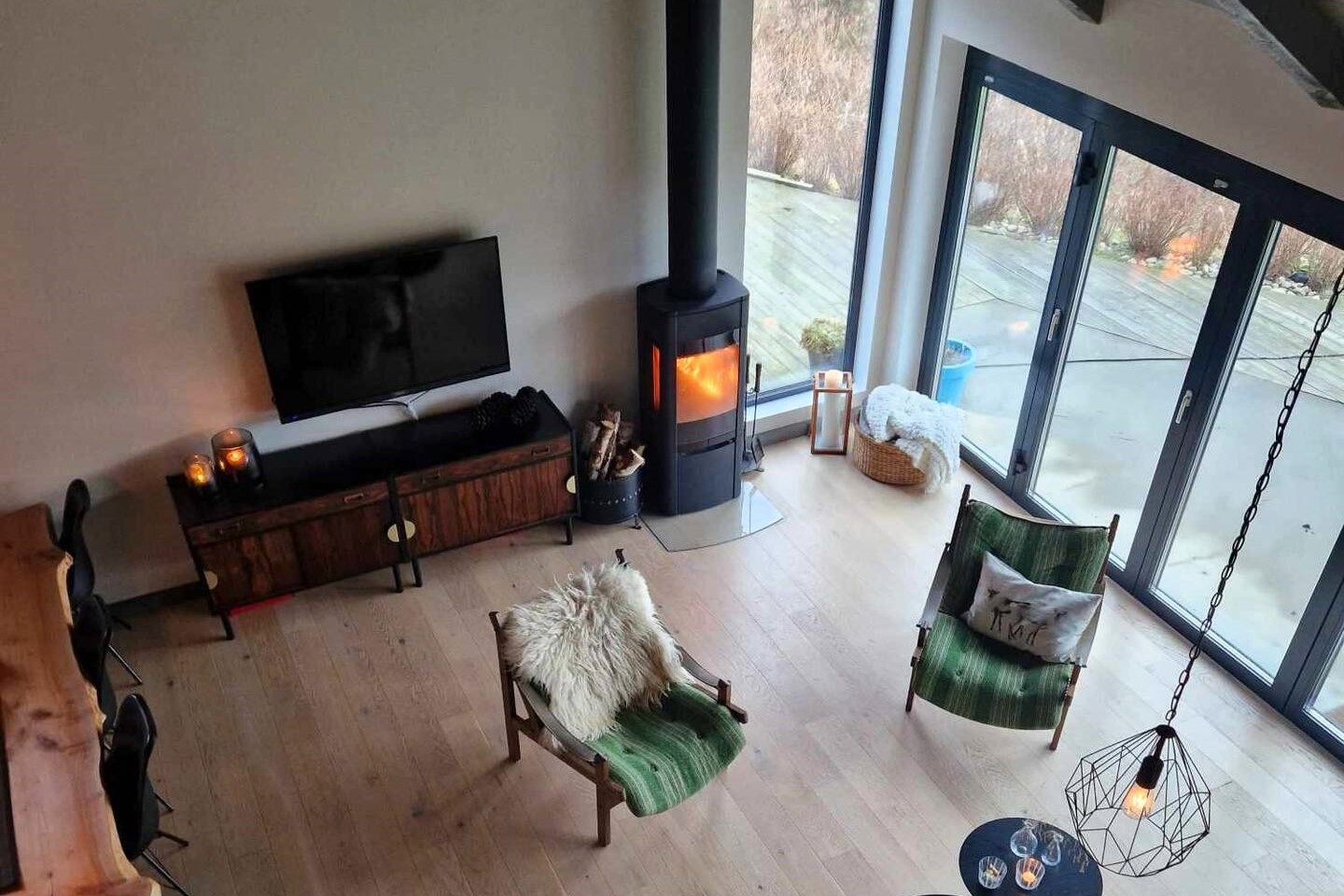 ein Holzofen versprüht Gemütlichkeit