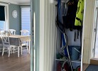großer Spiegelschrank mit Rettungswesten, Putzmitteln, Staubsauger etc