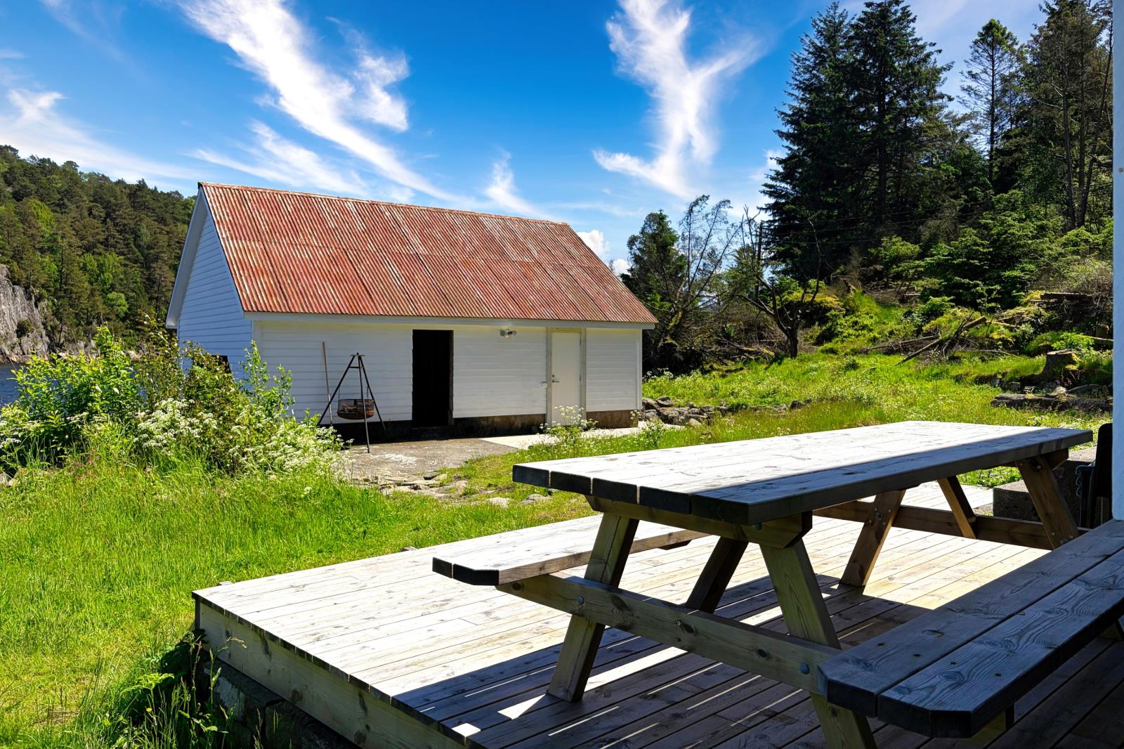 Blick vom Haus zum Bootshaus
