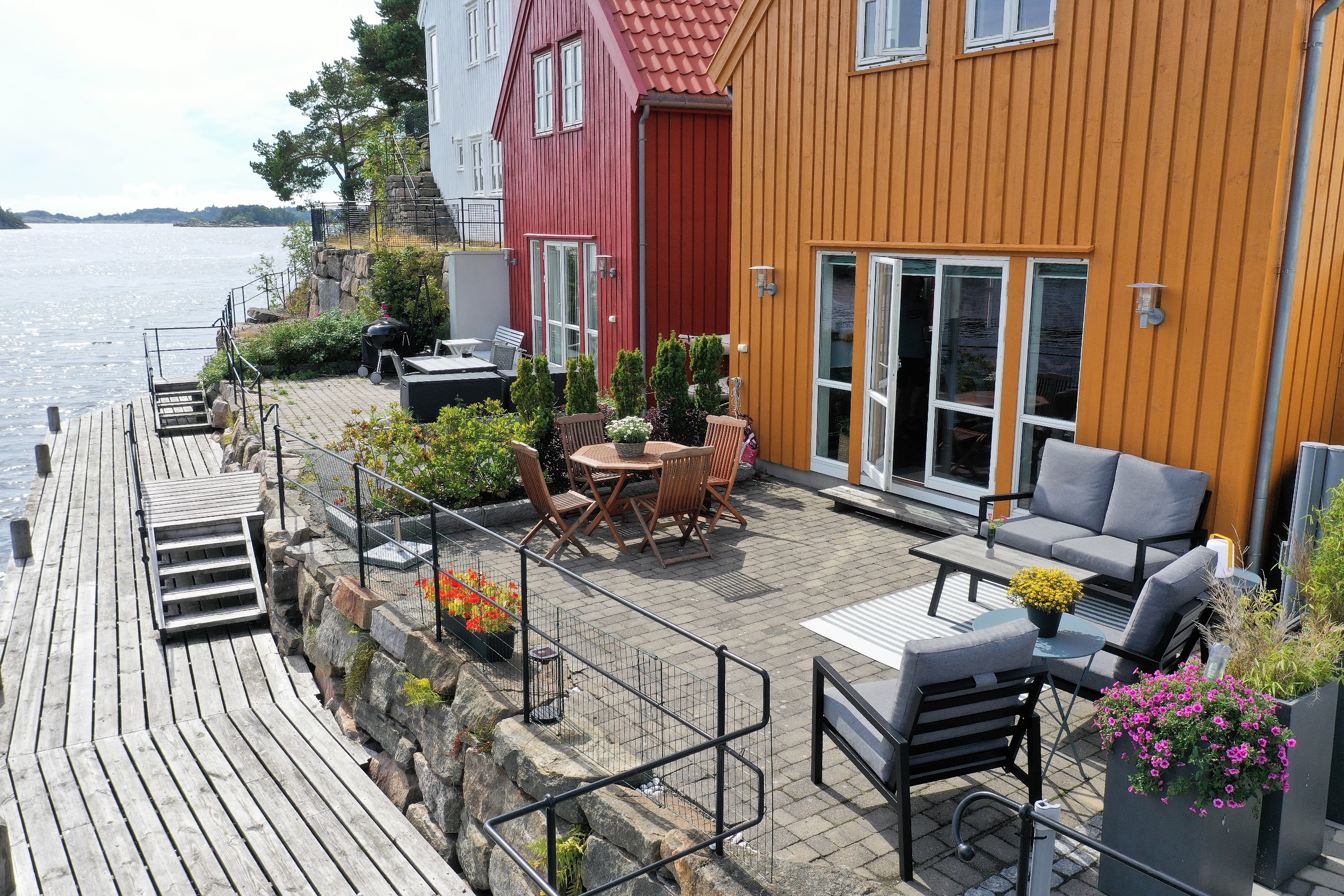 die schöne Terrasse am Fjord