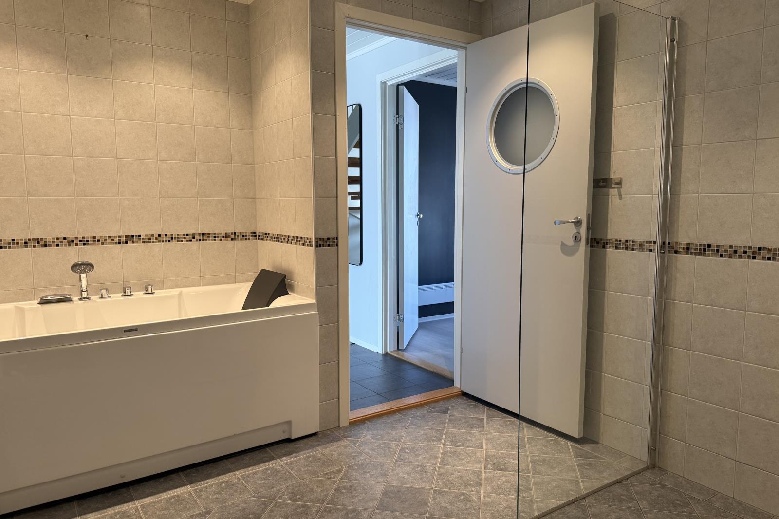 Bad 1 mit Dusche und Wanne