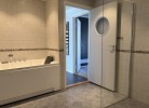 Bad 1 mit Dusche und Wanne