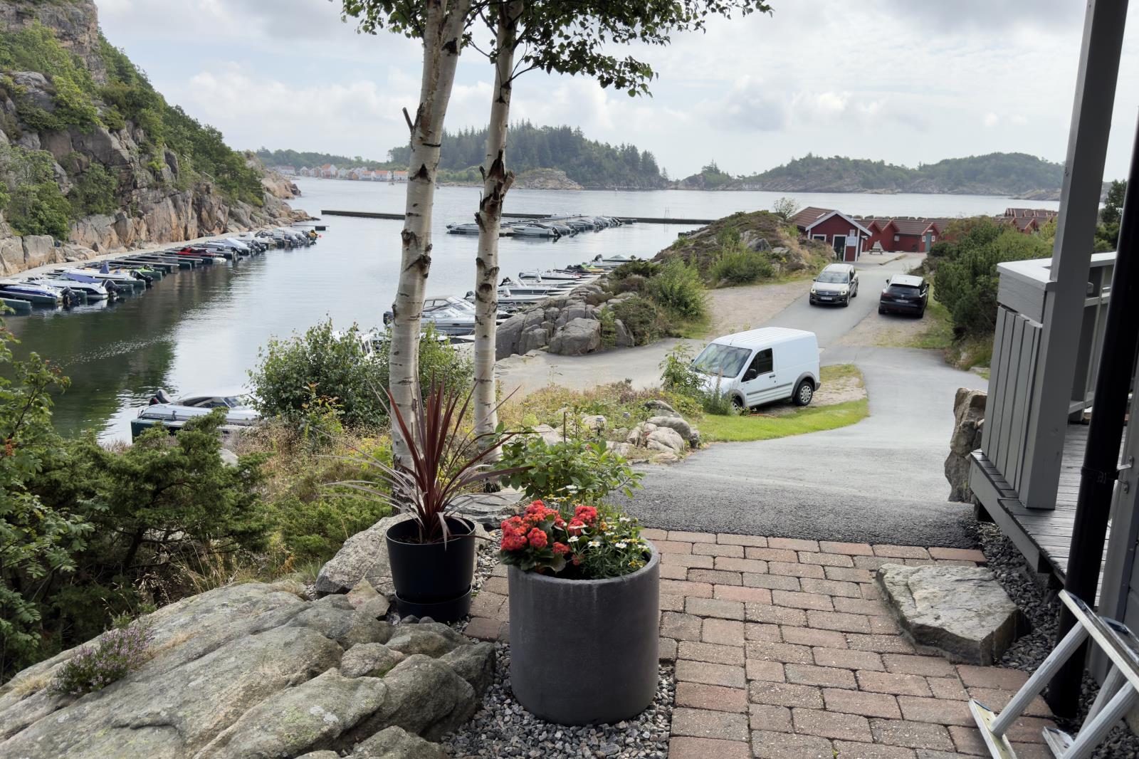 Blick vom Haus auf die Bootsplätze