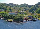 Blick vom Hidrasund auf den Ort