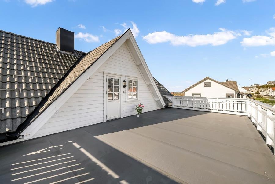Schlafraum 6 mit Einzelbett und Ausgang Dachterrasse